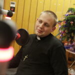 14.12.2017 Kielce. "Choinka pod choinkę" w Radiu Kielce. Licytacja drzewka Ojców Oblatów ze Świętego Krzyża. Gośćmi  Pawła Solarza byli druh Grzegorz Marszewski z OSP Włochy, Ojcowie Oblaci Paweł i Ryszard oraz nowicjusze Andrzej i Dariusz / Jarosław Kubalski / Radio Kielce