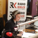 14.12.2017 Kielce. "Choinka pod choinkę" w Radiu Kielce. Licytacja drzewka Ojców Oblatów ze Świętego Krzyża. Gośćmi  Pawła Solarza byli druh Grzegorz Marszewski z OSP Włochy, Ojcowie Oblaci Paweł i Ryszard oraz nowicjusze Andrzej i Dariusz / Jarosław Kubalski / Radio Kielce