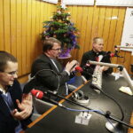 14.12.2017 Kielce. "Choinka pod choinkę" w Radiu Kielce. Licytacja drzewka Ojców Oblatów ze Świętego Krzyża. Gośćmi  Pawła Solarza byli druh Grzegorz Marszewski z OSP Włochy, Ojcowie Oblaci Paweł i Ryszard oraz nowicjusze Andrzej i Dariusz / Jarosław Kubalski / Radio Kielce