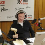 14.12.2017 Kielce. "Choinka pod choinkę" w Radiu Kielce. Licytacja drzewka Ojców Oblatów ze Świętego Krzyża. Gośćmi  Pawła Solarza byli druh Grzegorz Marszewski z OSP Włochy, Ojcowie Oblaci Paweł i Ryszard oraz nowicjusze Andrzej i Dariusz / Jarosław Kubalski / Radio Kielce