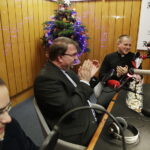 14.12.2017 Kielce. "Choinka pod choinkę" w Radiu Kielce. Licytacja drzewka Ojców Oblatów ze Świętego Krzyża. Gośćmi  Pawła Solarza byli druh Grzegorz Marszewski z OSP Włochy, Ojcowie Oblaci Paweł i Ryszard oraz nowicjusze Andrzej i Dariusz / Jarosław Kubalski / Radio Kielce