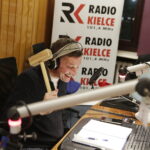 14.12.2017 Kielce. "Choinka pod choinkę" w Radiu Kielce. Licytacja drzewka Ojców Oblatów ze Świętego Krzyża. Gośćmi  Pawła Solarza byli druh Grzegorz Marszewski z OSP Włochy, Ojcowie Oblaci Paweł i Ryszard oraz nowicjusze Andrzej i Dariusz / Jarosław Kubalski / Radio Kielce