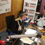 14.12.2017 Kielce. "Choinka pod choinkę" w Radiu Kielce. Licytacja drzewka Ojców Oblatów ze Świętego Krzyża. Gośćmi  Pawła Solarza byli druh Grzegorz Marszewski z OSP Włochy, Ojcowie Oblaci Paweł i Ryszard oraz nowicjusze Andrzej i Dariusz / Jarosław Kubalski / Radio Kielce