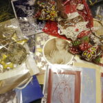 14.12.2017 Kielce. "Choinka pod choinkę" w Radiu Kielce. Licytacja drzewka Ojców Oblatów ze Świętego Krzyża.Prezenty pod choinkę / Jarosław Kubalski / Radio Kielce