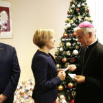 18.12.2017 Kielce. Spotkanie opłatkowe wojewody, parlamentarzystów i dziennikarzy. Posłowie Marek Kwitek, Anna Krupka i biskup Marian Florczyk / Jarosław Kubalski / Radio Kielce