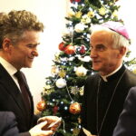 18.12.2017 Kielce. Spotkanie opłatkowe wojewody, parlamentarzystów i dziennikarzy. Senator Krzysztof Słoń i biskup Marian Florczyk / Jarosław Kubalski / Radio Kielce