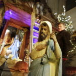 18.12.2017 Święty Krzyż. Rozpoczął się montaż szopki Bożonarodzeniowej / Jarosław Kubalski / Radio Kielce