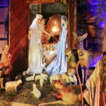 18.12.2017 Święty Krzyż. Rozpoczął się montaż szopki Bożonarodzeniowej / Jarosław Kubalski / Radio Kielce