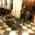 18.12.2017 Święty Krzyż. Rozpoczął się montaż szopki Bożonarodzeniowej / Jarosław Kubalski / Radio Kielce