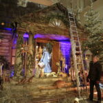 18.12.2017 Święty Krzyż. Rozpoczął się montaż szopki Bożonarodzeniowej / Jarosław Kubalski / Radio Kielce