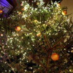 18.12.2017 Święty Krzyż. Rozpoczął się montaż szopki Bożonarodzeniowej / Jarosław Kubalski / Radio Kielce