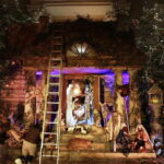 18.12.2017 Święty Krzyż. Rozpoczął się montaż szopki Bożonarodzeniowej / Jarosław Kubalski / Radio Kielce