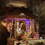 18.12.2017 Święty Krzyż. Rozpoczął się montaż szopki Bożonarodzeniowej / Jarosław Kubalski / Radio Kielce