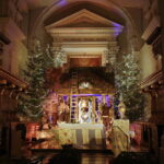 18.12.2017 Święty Krzyż. Rozpoczął się montaż szopki Bożonarodzeniowej / Jarosław Kubalski / Radio Kielce