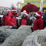 19.12.2017 Sandomierz. Radio Kielce rozdaje choinki na święta / Jarosław Kubalski / Radio Kielce