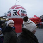 19.12.2017 Sandomierz. Radio Kielce rozdaje choinki na święta / Jarosław Kubalski / Radio Kielce