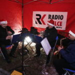 19.12.2017 Sandomierz. Radio Kielce rozdaje choinki na święta / Jarosław Kubalski / Radio Kielce