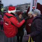 19.12.2017 Sandomierz. Radio Kielce rozdaje choinki na święta / Jarosław Kubalski / Radio Kielce