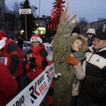 19.12.2017 Sandomierz. Radio Kielce rozdaje choinki na święta / Jarosław Kubalski / Radio Kielce