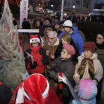 19.12.2017 Sandomierz. Radio Kielce rozdaje choinki na święta / Jarosław Kubalski / Radio Kielce