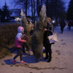 19.12.2017 Sandomierz. Radio Kielce rozdaje choinki na święta / Jarosław Kubalski / Radio Kielce