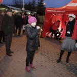 19.12.2017 Sandomierz. Radio Kielce rozdaje choinki na święta / Jarosław Kubalski / Radio Kielce