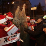 19.12.2017 Sandomierz. Radio Kielce rozdaje choinki na święta / Jarosław Kubalski / Radio Kielce