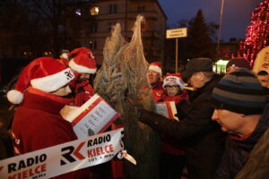 19.12.2017 Sandomierz. Radio Kielce rozdaje choinki na święta / Jarosław Kubalski / Radio Kielce