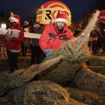 19.12.2017 Sandomierz. Radio Kielce rozdaje choinki na święta / Jarosław Kubalski / Radio Kielce