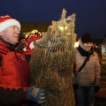 19.12.2017 Sandomierz. Radio Kielce rozdaje choinki na święta / Jarosław Kubalski / Radio Kielce