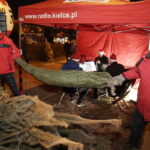 19.12.2017 Sandomierz. Radio Kielce rozdaje choinki na święta / Jarosław Kubalski / Radio Kielce