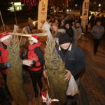 19.12.2017 Sandomierz. Radio Kielce rozdaje choinki na święta / Jarosław Kubalski / Radio Kielce