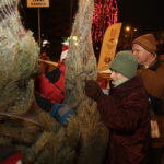19.12.2017 Sandomierz. Radio Kielce rozdaje choinki na święta / Jarosław Kubalski / Radio Kielce