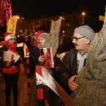 19.12.2017 Sandomierz. Radio Kielce rozdaje choinki na święta / Jarosław Kubalski / Radio Kielce