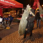 19.12.2017 Sandomierz. Radio Kielce rozdaje choinki na święta / Jarosław Kubalski / Radio Kielce