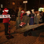 19.12.2017 Sandomierz. Radio Kielce rozdaje choinki na święta / Jarosław Kubalski / Radio Kielce