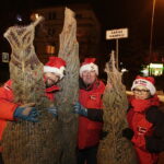 19.12.2017 Sandomierz. Radio Kielce rozdaje choinki na święta / Jarosław Kubalski / Radio Kielce
