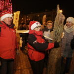 19.12.2017 Sandomierz. Radio Kielce rozdaje choinki na święta / Jarosław Kubalski / Radio Kielce