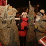 19.12.2017 Sandomierz. Radio Kielce rozdaje choinki na święta / Jarosław Kubalski / Radio Kielce