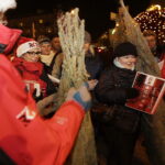 19.12.2017 Sandomierz. Radio Kielce rozdaje choinki na święta / Jarosław Kubalski / Radio Kielce