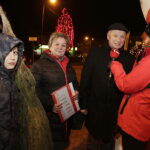 19.12.2017 Sandomierz. Radio Kielce rozdaje choinki na święta / Jarosław Kubalski / Radio Kielce