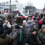 20.12.2017 Jędrzejów. Radio Kielce rozdaje choinki na święta / Jarosław Kubalski / Radio Kielce