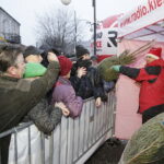 20.12.2017 Jędrzejów. Radio Kielce rozdaje choinki na święta / Jarosław Kubalski / Radio Kielce