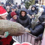 20.12.2017 Jędrzejów. Radio Kielce rozdaje choinki na święta / Jarosław Kubalski / Radio Kielce
