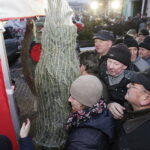 20.12.2017 Jędrzejów. Radio Kielce rozdaje choinki na święta / Jarosław Kubalski / Radio Kielce