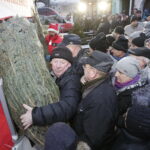 20.12.2017 Jędrzejów. Radio Kielce rozdaje choinki na święta / Jarosław Kubalski / Radio Kielce