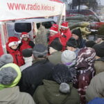 20.12.2017 Jędrzejów. Radio Kielce rozdaje choinki na święta / Jarosław Kubalski / Radio Kielce