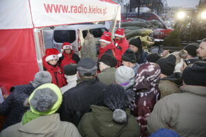 20.12.2017 Jędrzejów. Radio Kielce rozdaje choinki na święta / Jarosław Kubalski / Radio Kielce