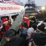 20.12.2017 Jędrzejów. Radio Kielce rozdaje choinki na święta / Jarosław Kubalski / Radio Kielce