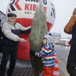 20.12.2017 Jędrzejów. Radio Kielce rozdaje choinki na święta / Jarosław Kubalski / Radio Kielce